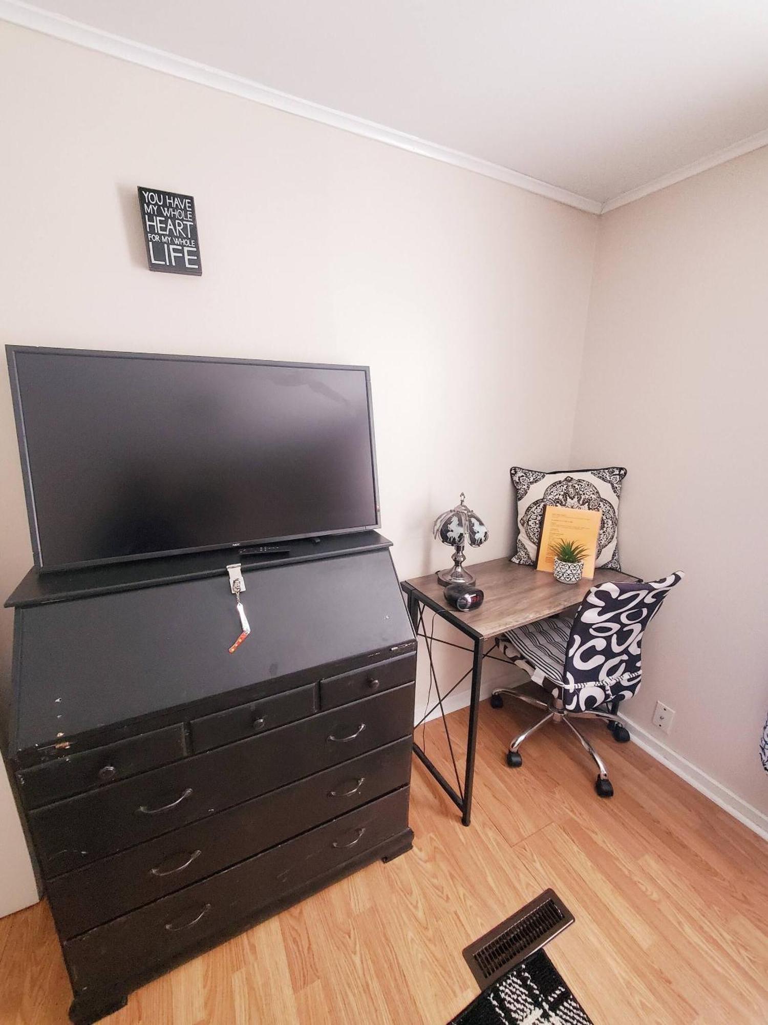 Room In Guest Room - Black-White Rm By Yale U New Haven Exterior foto